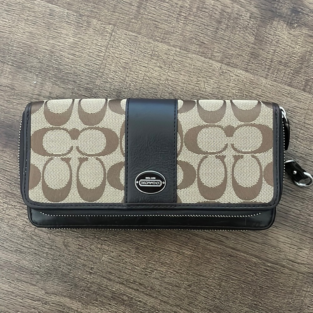 Coach Zipper Wallet Classic C logo